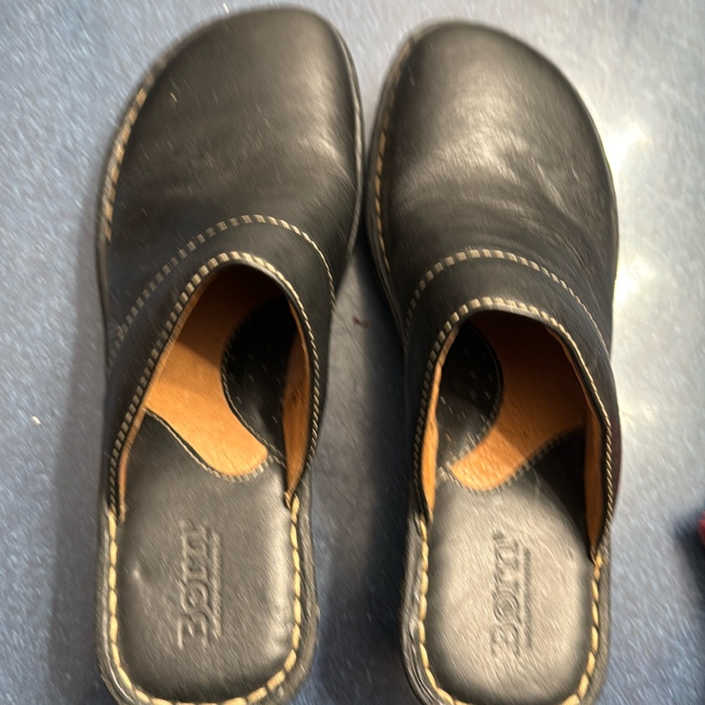 Women’s Born Black leather slip on clogs size 8